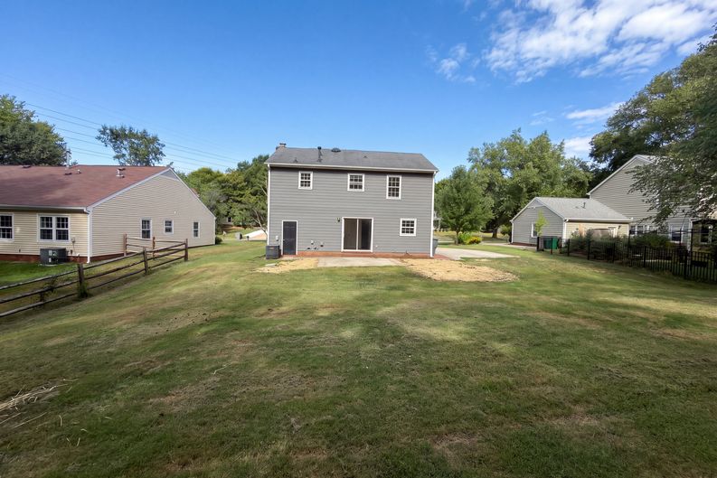 Photo 5 of 19 of 8909 Danson Dr, Charlotte, NC