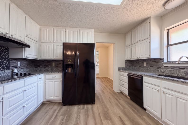 Photo 3 of 19 of 5126 Eagle Nest Dr, Arlington, TX