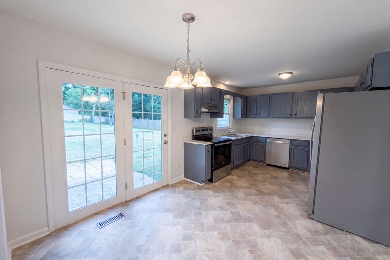 Photo 8 of 20 of 3221 Meadow Ln, Winston Salem, NC