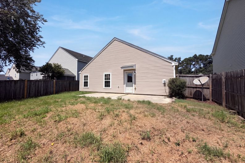 Photo 5 of 17 of 211 Emerald Isle Dr, Moncks Corner, SC