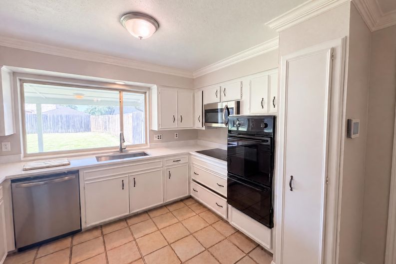 Photo 7 of 22 of 1618 Woodcrest Ln, Carrollton, TX