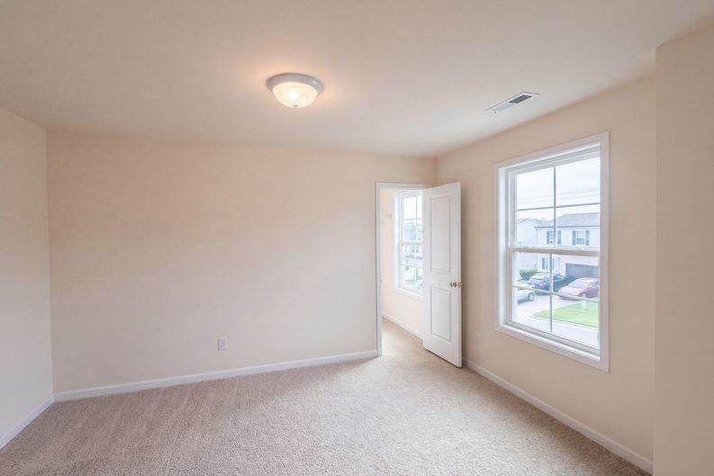 Photo 4 of 17 of 913 Peninsula Pl, Knightdale, NC