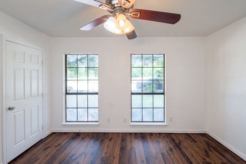 Photo 13 of 18 of 1613 Mullins Dr, Plano, TX