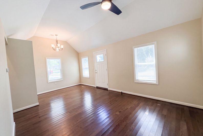 Photo 15 of 38 of 20919 Hollywood St, Harper Woods, MI