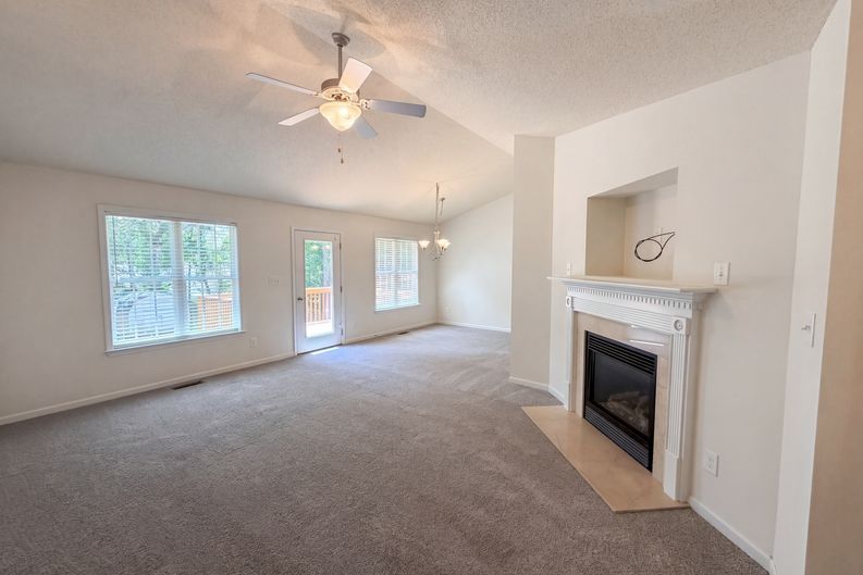Photo 3 of 19 of 470 Kinsman Ct, Fuquay Varina, NC