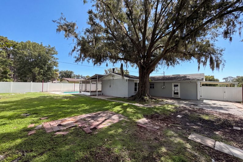 Photo 5 of 18 of 1823 Lori Ln W, Lakeland, FL