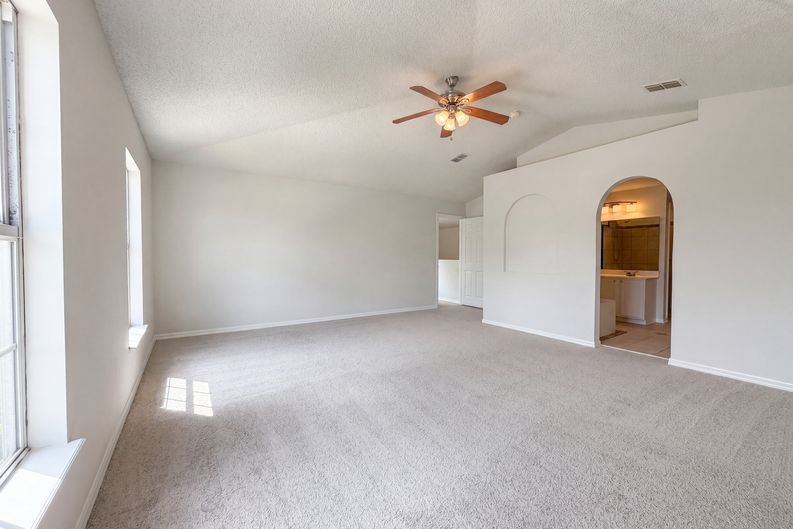 Photo 5 of 26 of 2158 Willesdon Dr W, Jacksonville, FL