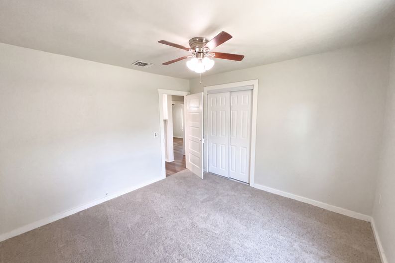 Photo 12 of 17 of 725 Kelly St, Poteet, TX