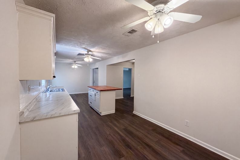 Photo 11 of 25 of 3808 Shane Ct, Ellenwood, GA