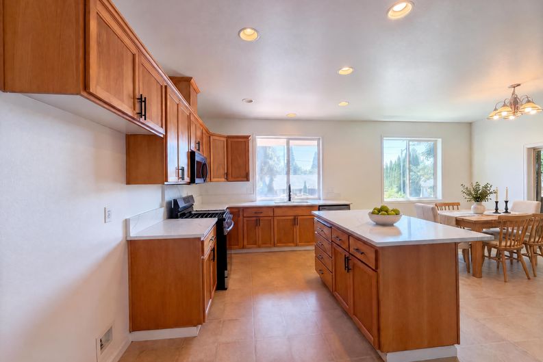 Photo 9 of 23 of 19015 SW Jessica Way, Beaverton, OR