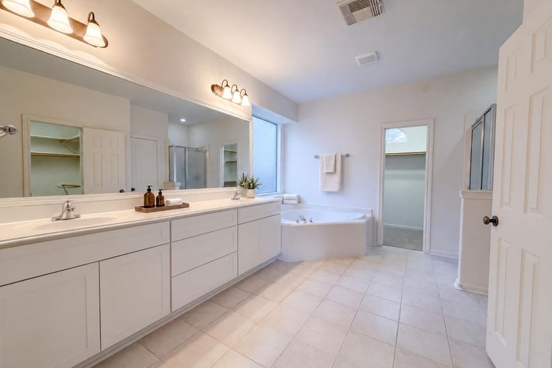 Photo 17 of 52 of 9019 Sunny Ridge Dr, Houston, TX