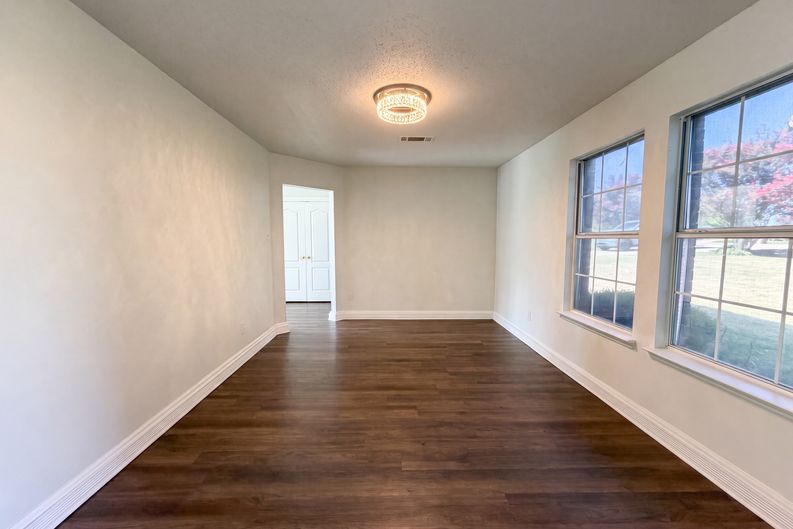 Photo 6 of 21 of 3940 Victory Ct, Midlothian, TX
