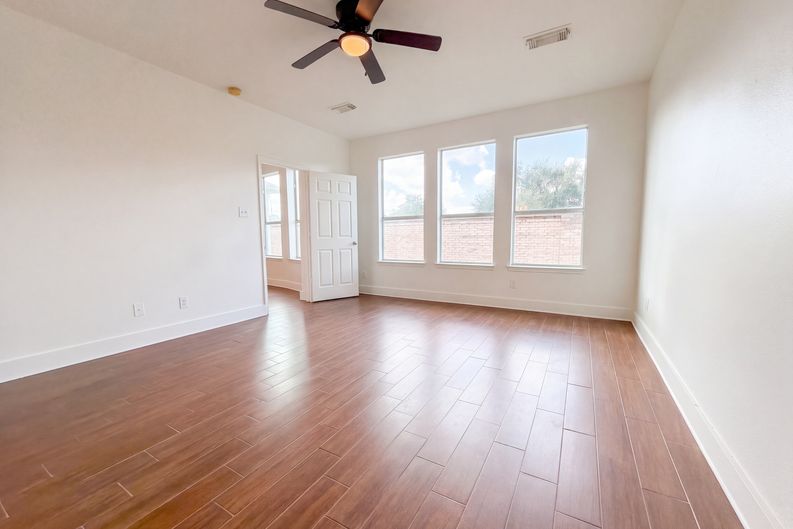 Photo 5 of 43 of 7618 Crescent Lake Ct, Rosenberg, TX