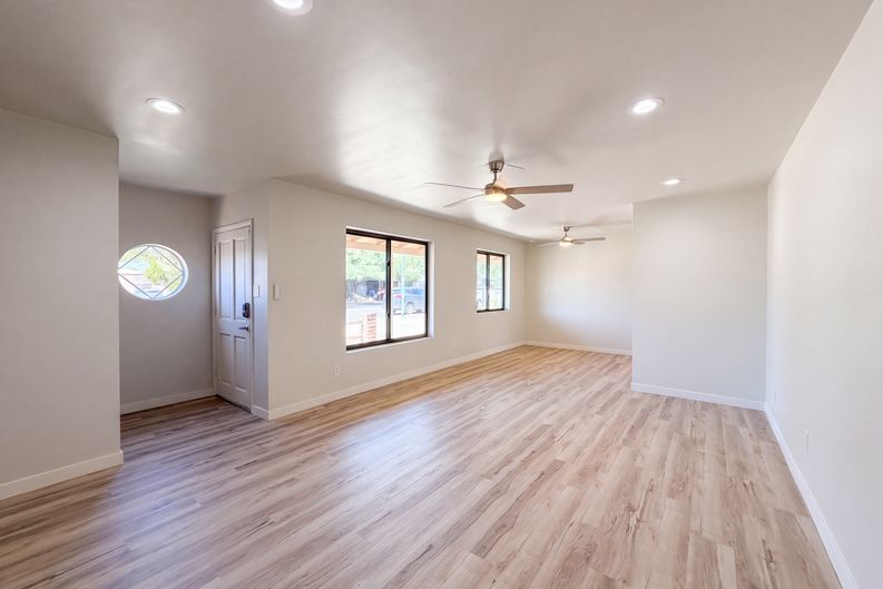 Photo 3 of 24 of 4801 N 14th Ave, Phoenix, AZ