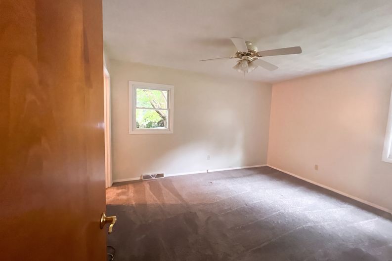 Photo 4 of 16 of 912 Hollycrest Dr, Champaign, IL