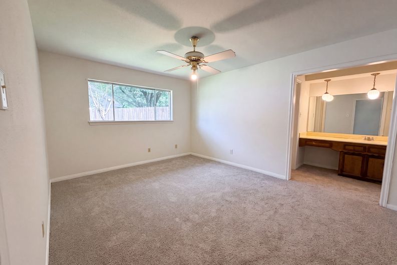 Photo 16 of 22 of 16338 Hollow Wood Dr, Houston, TX