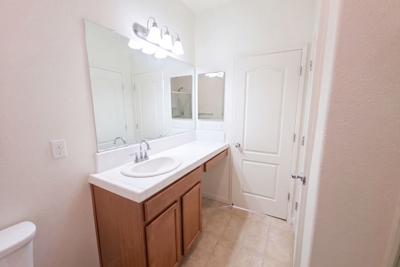 Photo 9 of 24 of 5578 E Eugenia Ave, Fresno, CA
