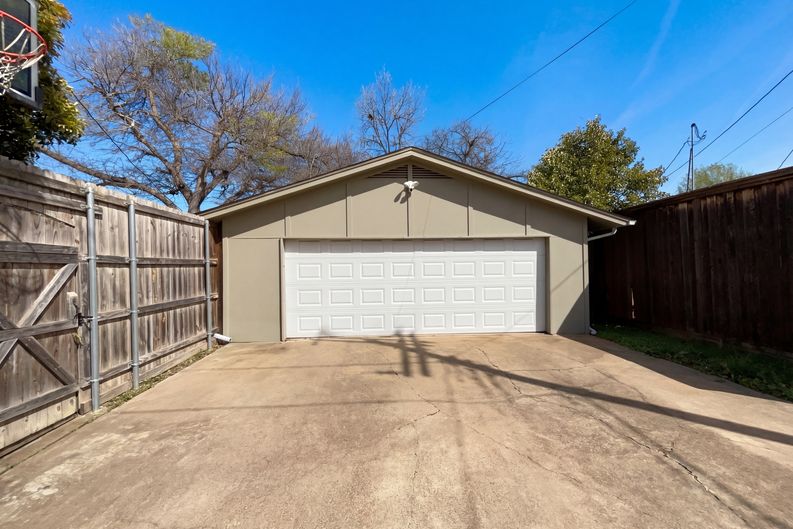 Photo 15 of 18 of 4106 Walnut Hill Ln, Dallas, TX