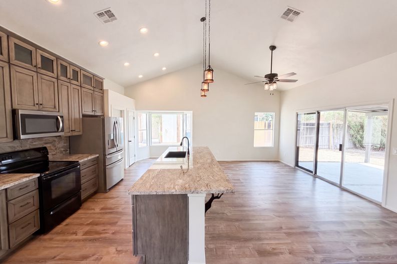 Photo 9 of 29 of 615 W Montoya Ln, Phoenix, AZ
