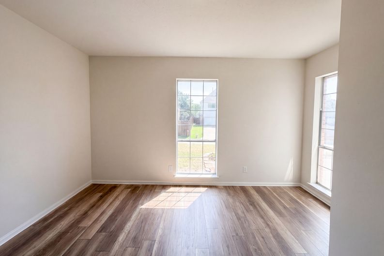 Photo 7 of 26 of 1231 Jeanette Way, Carrollton, TX
