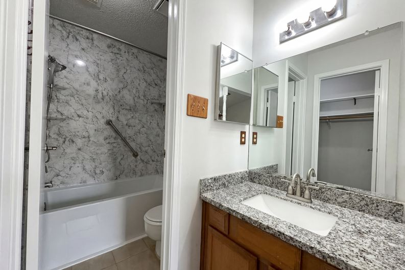 Photo 6 of 16 of 12300 Brookglade Cir, Houston, TX