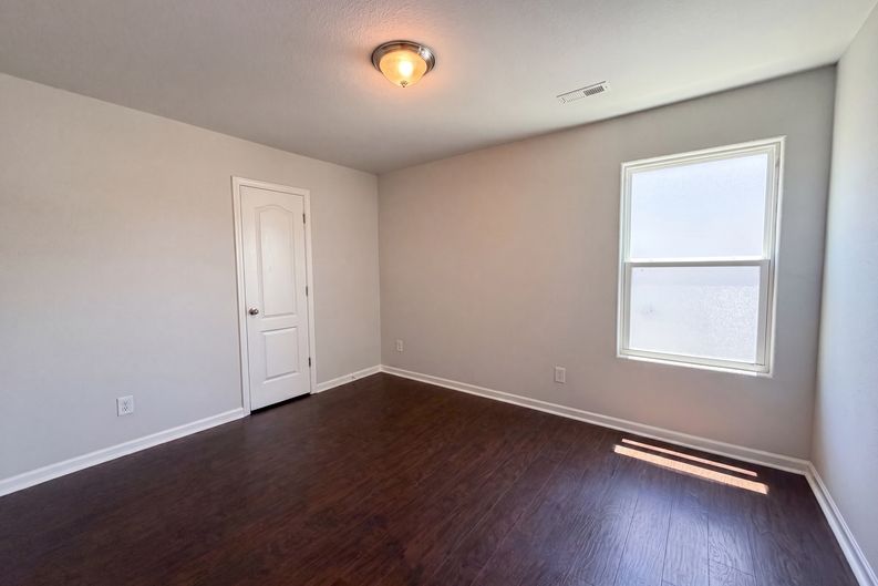 Photo 12 of 17 of 4034 Rosfield Dr, Charlotte, NC