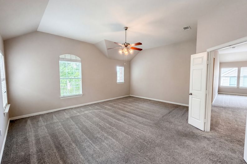 Photo 15 of 32 of 10330 Sandbar Dr, Irving, TX