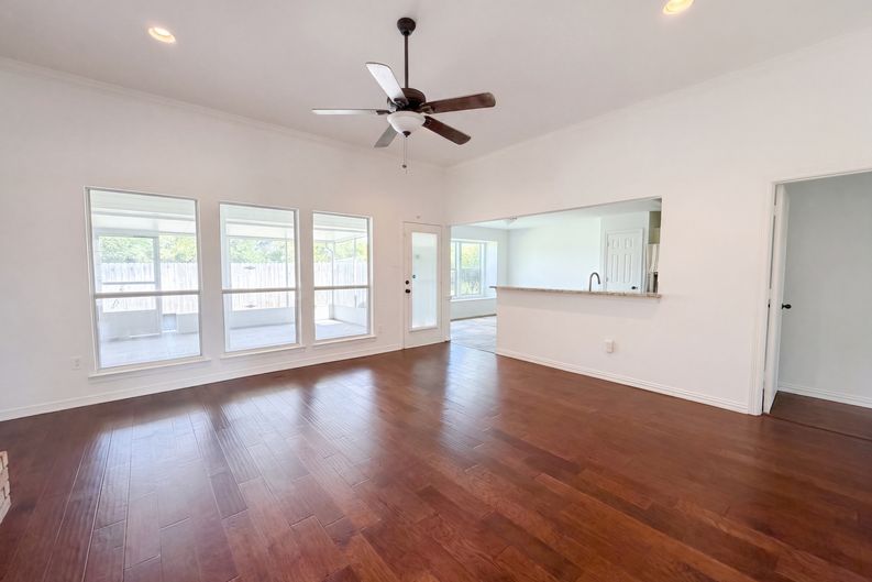 Photo 7 of 17 of 1623 W Pleasant Dr, Midlothian, TX