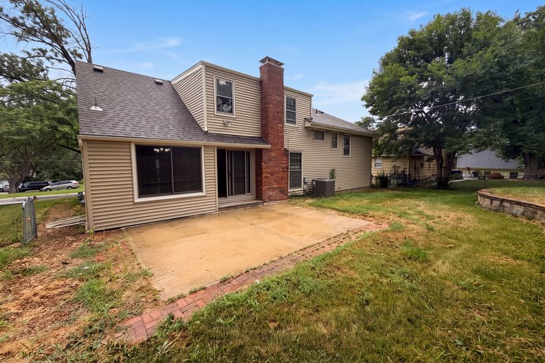 Photo 5 of 27 of 6916 N Overland Dr, Kansas City, MO