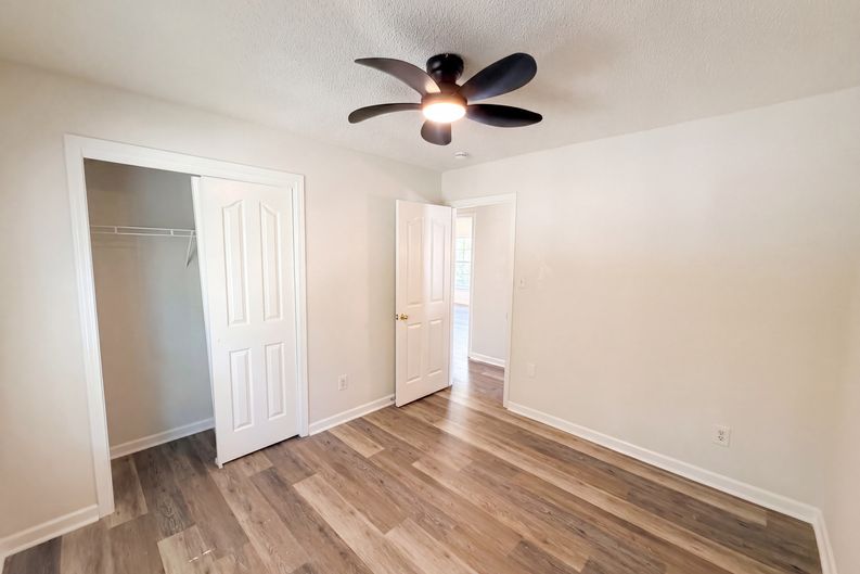 Photo 4 of 18 of 6032 Briggs Dr, Charlotte, NC