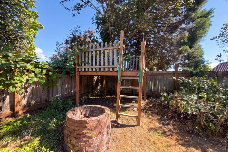 Photo 18 of 21 of 220 NE Cambridge Cir, Corvallis, OR