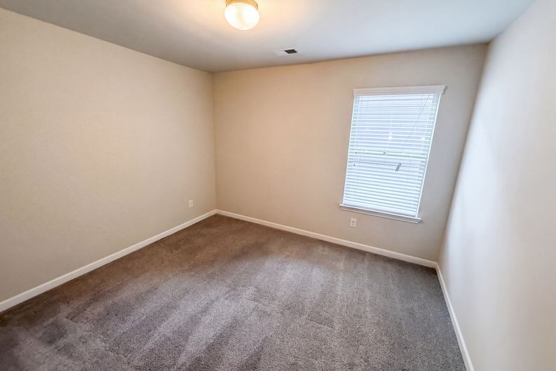 Photo 10 of 23 of 4473 Ravenwood Dr, Union City, GA