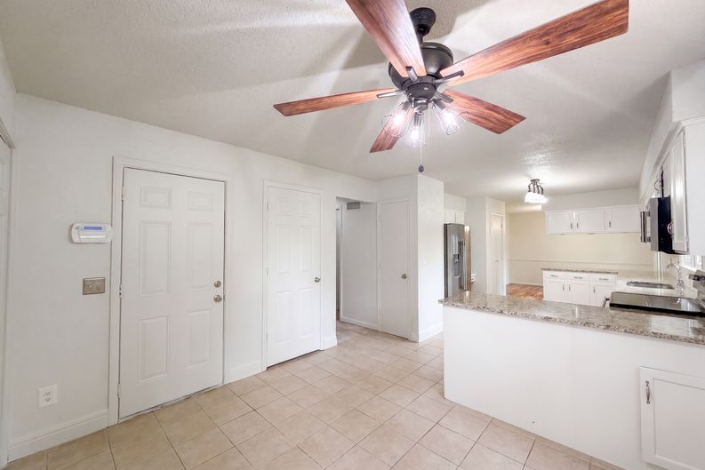 Photo 10 of 39 of 14224 S Raintree Dr, Olathe, KS