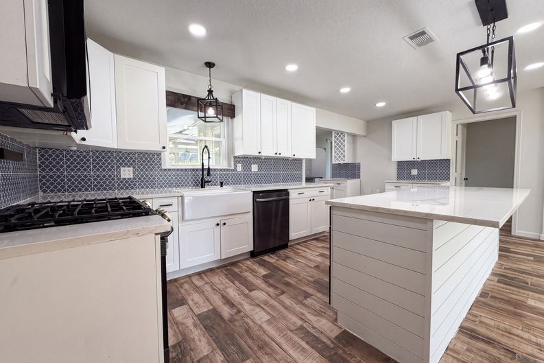 Photo 6 of 17 of 118 S Ringgold St, West Columbia, TX