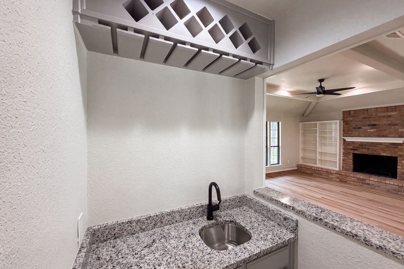 Photo 11 of 21 of 9 Muirfield Ct, Roanoke, TX