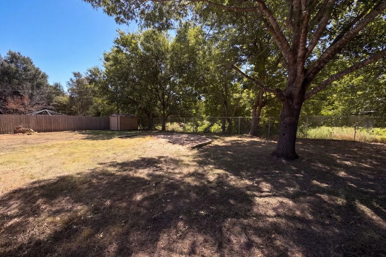 Photo 17 of 18 of 309 Applewood Ln, Hewitt, TX