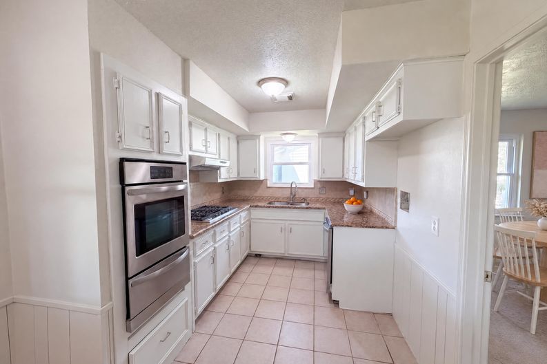 Photo 3 of 19 of 609 Heather Ln, Friendswood, TX