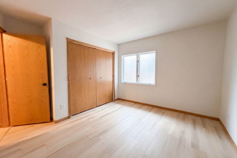 Photo 4 of 20 of 6475 Grand View Dr, Eden Prairie, MN