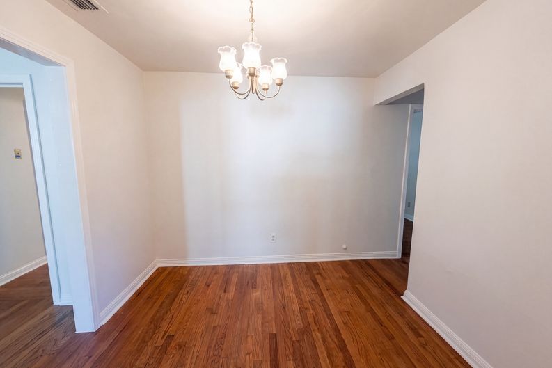 Photo 7 of 17 of 3802 Poinsettia Dr, Dallas, TX