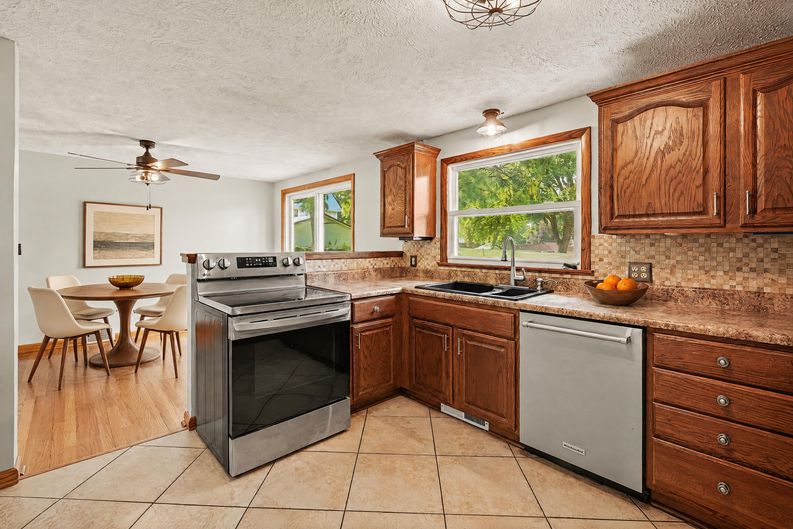 Photo 11 of 28 of 811 Leecrest St NW, Massillon, OH