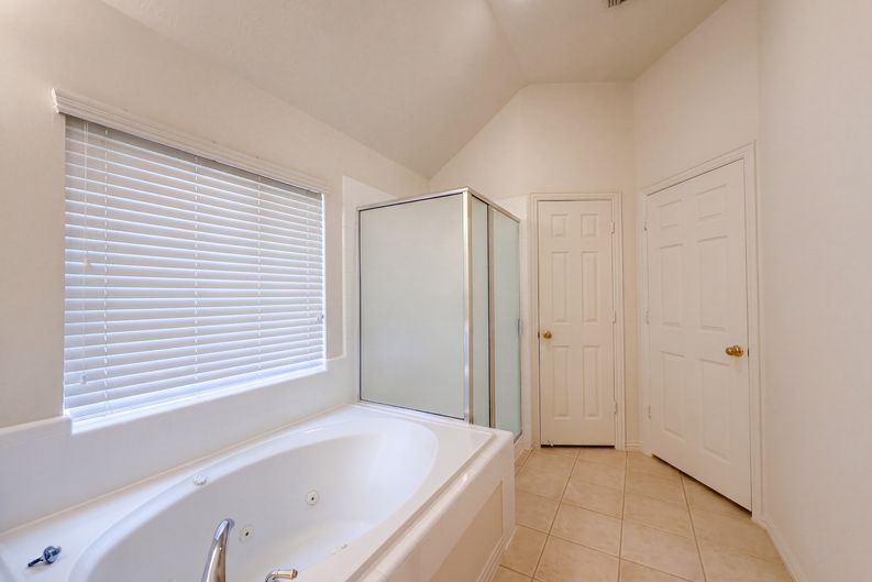 Photo 17 of 24 of 5307 Chatham Hill Ln, Houston, TX