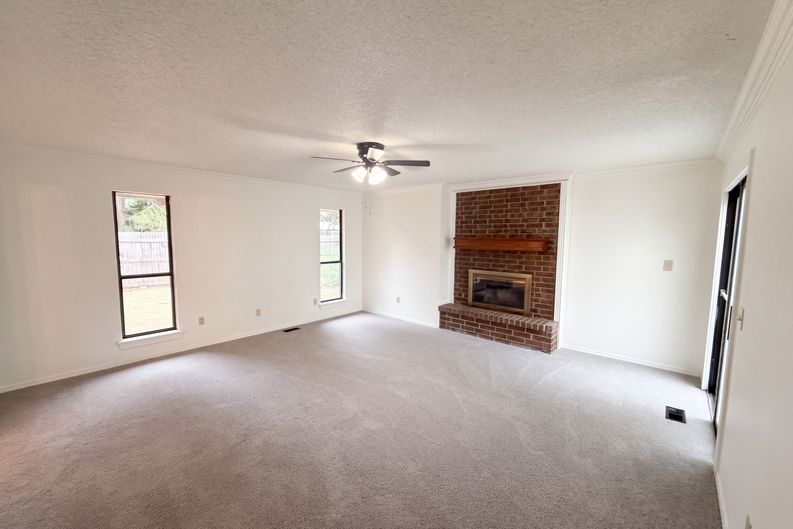 Photo 4 of 31 of 8405 NW 109th St, Oklahoma City, OK