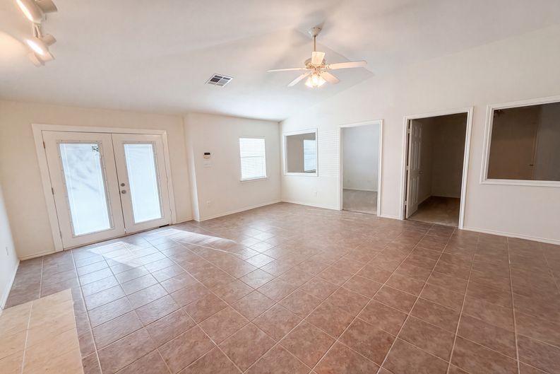 Photo 7 of 21 of 109 Eagle Dr, Luling, TX