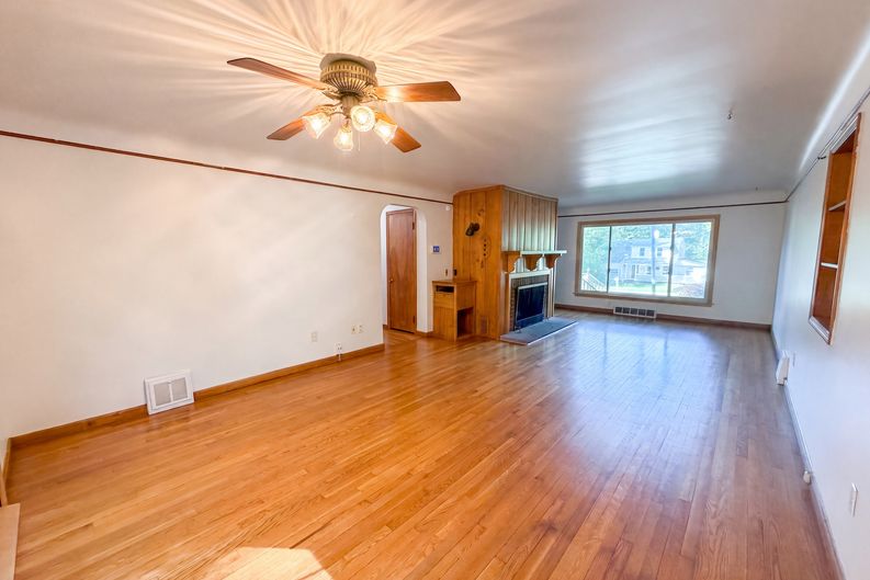 Photo 7 of 22 of 29352 Waldensa Ave, Wickliffe, OH