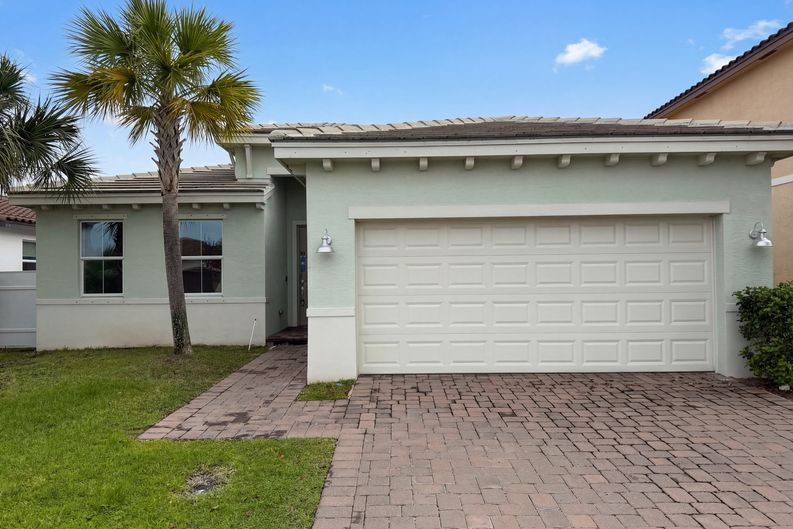 Photo 4 of 42 of 12473 NW Lynch Ln, Port Saint Lucie, FL