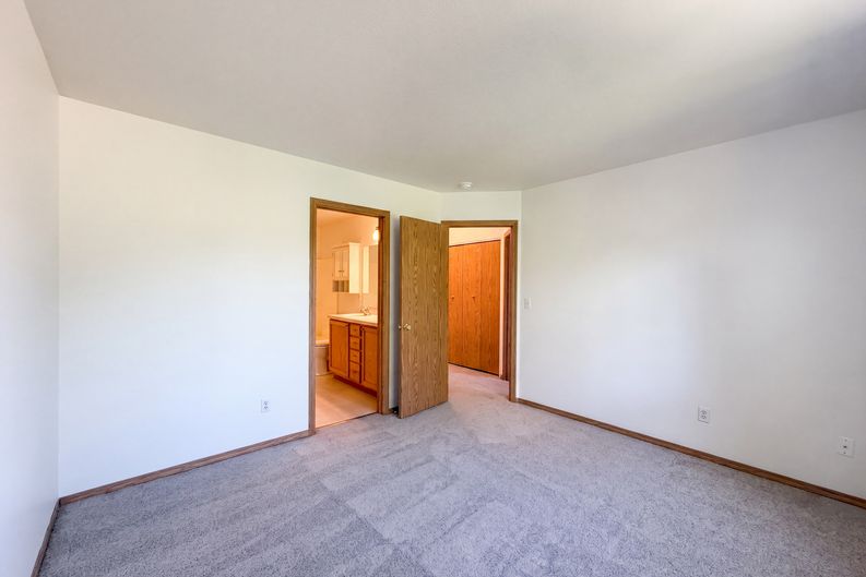 Photo 4 of 21 of 773 NW Forest Creek Dr, Hillsboro, OR