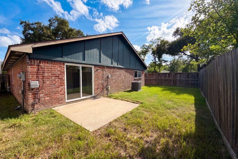 Photo 15 of 17 of 703 Midland Ct, Houston, TX