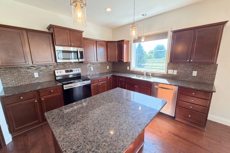 Photo 8 of 42 of 4595 196th St W, Farmington, MN