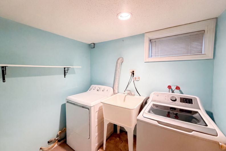 Photo 19 of 23 of 35 Dapp Ct, Elmwood Park, NJ