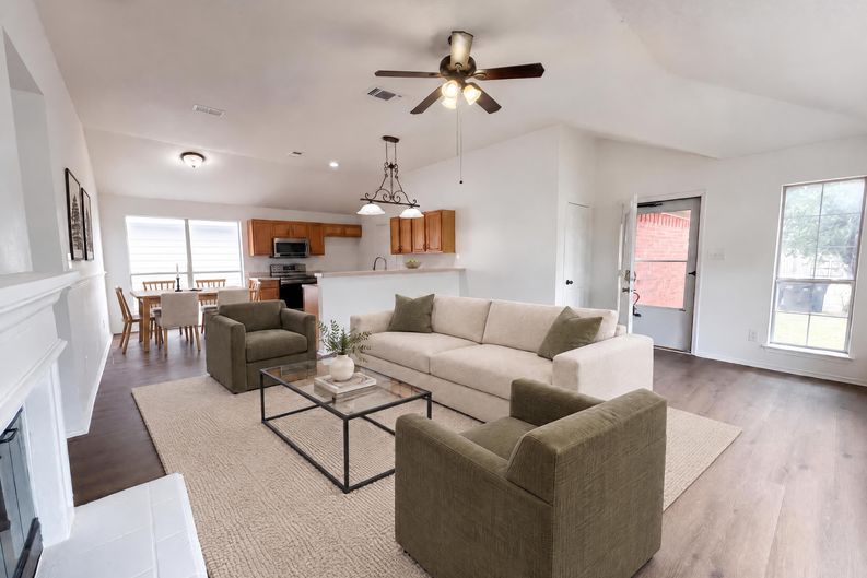 Photo 11 of 31 of 1033 Olivewood Ln, Fort Worth, TX